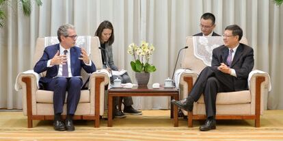 Pablo Isla, presidente de Inditex (a la izquierda), durante su reunión con el ministro de Protección Medioambiental chino, Chen Ji Ning.