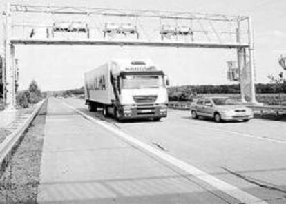 El Gobierno sopesa cobrar a los camiones por utilizar las autovías