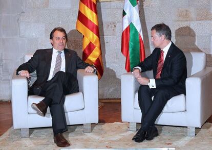 El presidente de la Generalitat, Artur Mas, y el lehendakari, Iñigo Urkullu, durante la reunión que han mantenido hoy en Barcelona.