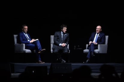 Javier Milei, Manuel Adorni y José Luis Espert, en la presentación de su libro en el Luna Park en Buenos Aires el 22 de mayo de 2024.