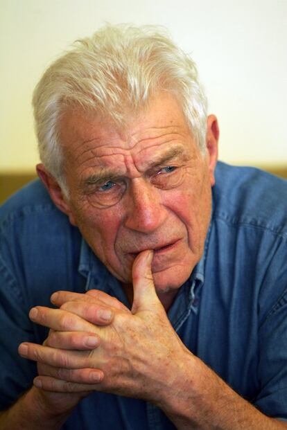 John Berger posa para una entrevista en Madrid, en 2006.