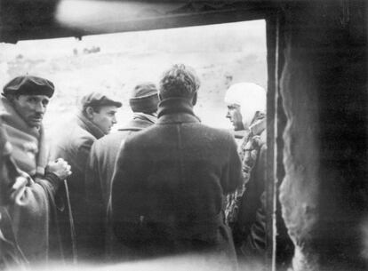 Philby, a la derecha, con un grupo de periodistas en Caude, en 1937, durante la Guerra Civil española.