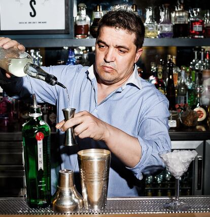 Desde que un cliente del restaurante donde trabajaba  de camarero pidió que “el de la sonrisa” le hiciera  un ‘whisky sour’, este mostoleño no se ha separado de la coctelera. Primero en el Glass Bar del hotel Urban, después en el O’Clock y ahora en el Harry’s Bar. Creador inquieto, es reconocido por sus combinaciones inesperadas, donde tienen cabida desde el turrón hasta el vinagre.