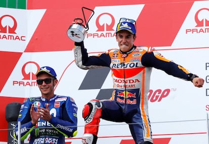 Marc Márquez celebra la victoria ante Valentino Rossi.