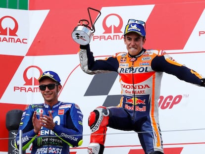 Marc Márquez celebra la victoria ante Valentino Rossi.