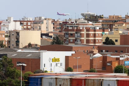 Un avión sobrevuela el municipio de El Prat antes de aterrizar en el aeropuerto Josep Tarradellas.