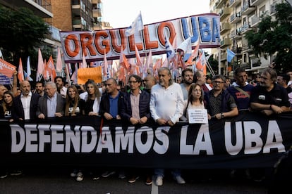 Un contingente de la Universidad de Buenos Aires recorre las calles durante la protesta de este martes.