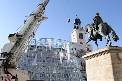 Una grúa trabaja en el montaje del árbol de Navidad en la Puerta del Sol, en Madrid, el 10 de noviembre.