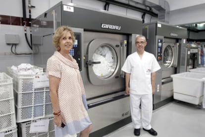 La presidenta de la fundación, Isabel Entero, y el trabajador Juan Antonio Campos Álvarez, en la lavandería inaugurada ayer.