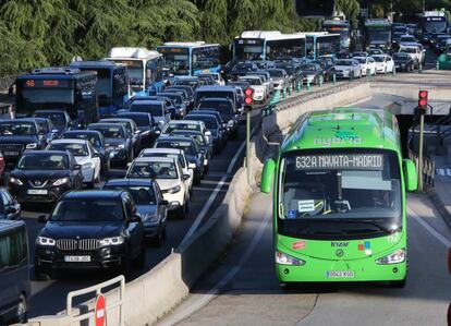 Un autobús interurbano en Moncloa.
 
 