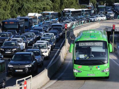 Un autobús interurbano en Moncloa.