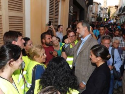 Durante una hora los voluntarios y miembros de los servicios de emergencias dejaron las palas, rastrillos, cubos y mangueras para recibir a Felipe VI y doña Letizia