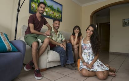 Lola y su familia en el sal&oacute;n de su casa, en Gran Canaria.