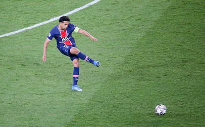 Marquinhos capitaneando o PSG pela Champions, em abril de 2021.