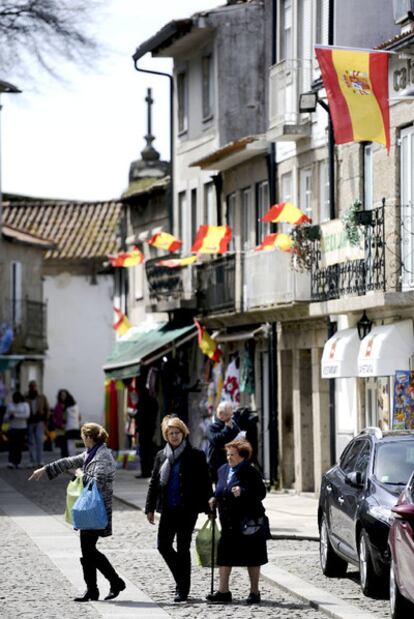 Banderas de España ondean en Valença do Minho, al norte de Portugal, en señal de protesta por la falta de atención del Gobierno central.