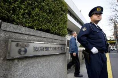Un policía hace guardia a las puertas del edificio de la operadora de Fukushima Daiichi, Tokyo Electric Power (TEPCO), en Japón. EFE/Archivo