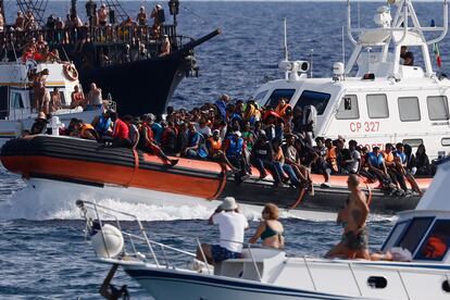 Unos 190 migrantes de Ghana llegaban, el 18 de septiembre, a las costas de Lampedusa en una lancha de la Guardia Costera.