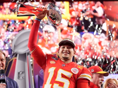 Patrick Mahomes levanta el trofeo.