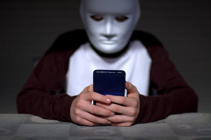 El anonimato que parece bridar la red es parte de lo que atrae a los adolescentes a estas actividades