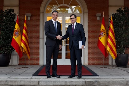 El presidente del Gobierno, Pedro Sánchez, recibe al presidente de la Generalitat de Catalunya Salvador Illa.