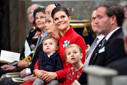 La princesa Victoria de Suecia, con su hijo Óscar, en su regazo y al lado de su hija mayor, en un momento del bautizo celebrado en la capilla del palacio de Drottningholm en Estocolmo (Suecia).