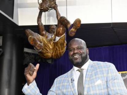 Shaquille O'Neal posa con la estatua que le han erigido en el Staples.