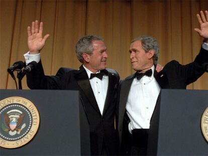George W. Bush y su doble, Steve Bridges, saludan desde el estrado durante la cena de corresponsales.