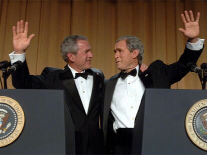 George W. Bush y su doble, Steve Bridges, saludan desde el estrado durante la cena de corresponsales.
