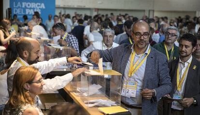 El consejero del Interior, Miquel Buch, en el momento de la votación.