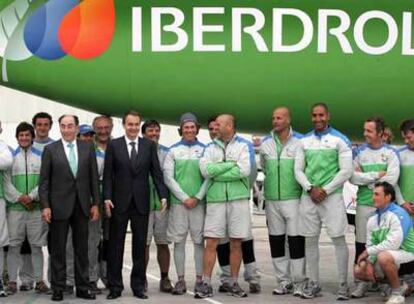 El presidente del Gobierno, Rodríguez Zapatero, posa junto al equipo español.