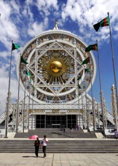 Edificio de mármol en la capital de Turkmenistán. 