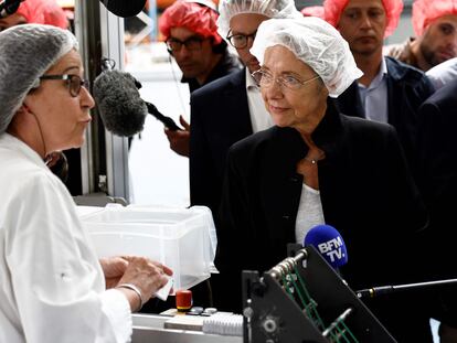 La primera ministra francesa y candidata a diputada, Elisabeth Borne (a la derecha), visita una fábrica durante su campaña en Normandía, el pasado lunes.