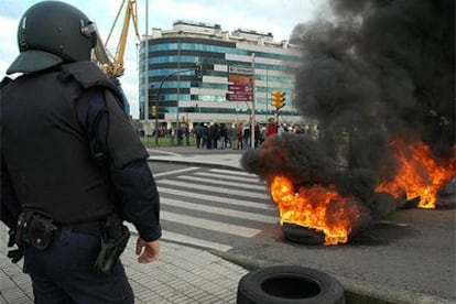 Trabajadores de Naval Gijón cortan la circulación en un cruce de avenidas de la ciudad.