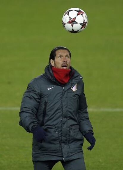 Simeone cabecea un bal&oacute;n durante el entrenamiento del Atl&eacute;tico