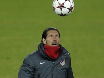 Simeone cabecea un bal&oacute;n durante el entrenamiento del Atl&eacute;tico