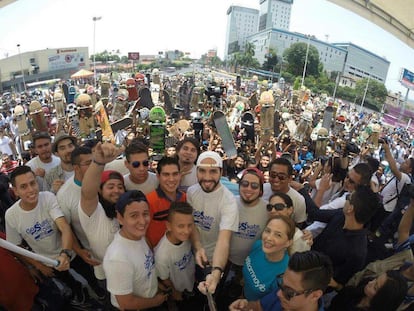 Nayib Bukele toma una 'selfi' con un grupo de jóvenes luego de inaugurar un parque para patinadores durante su periodo como alcalde de San Salvador, en 2016.