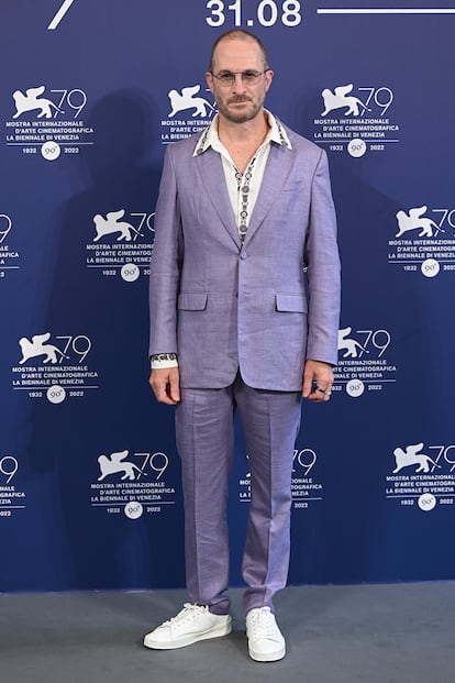 Darren Aronofsky, director de The Whale, apostó por un traje morado con zapatillas blancas.