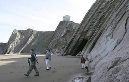 Afloramiento geológico en la playa de Itzurun (Zumaia, Guipúzcoa).