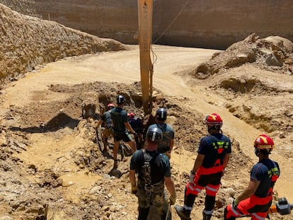 Algunos miembros de los equipos que han participado en el rescate del hombre que fue sepultado por el lodo el jueves pasado en una cantera de Villanueva de la Reina (Jaén).