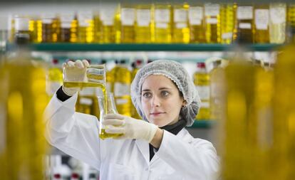 Una trabajadora analiza una muestra de aceite.