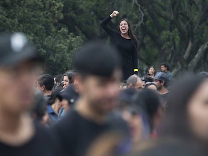 Una mujer grita consignas pol&iacute;ticas durante una marcha en M&eacute;xico en la Universidad Nacional Aut&oacute;noma (UNAM).