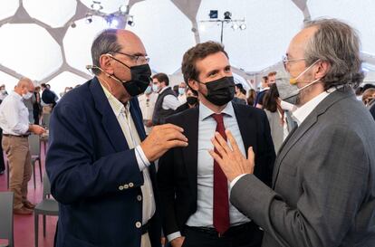Pablo Casado, junto al exportavoz de Ciudadanos Juan Carlos Girauta y el expresidente del PP catalán Alejo Vidal-Quadras, en la convención del PP el pasado miércoles.