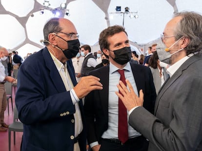 Pablo Casado, junto al exportavoz de Ciudadanos Juan Carlos Girauta y el expresidente del PP catalán Alejo Vidal-Quadras, en la convención del PP el pasado miércoles.