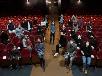 El equipo del teatro Pavón Kamikaze posa antes de la última función.