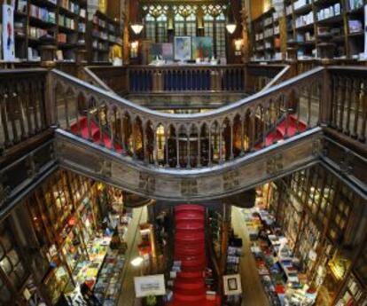 Interior de la librería Lello e Irmao, situada junto a la Torre de los Clérigos, en el centro histórico de Oporto (Portugal).