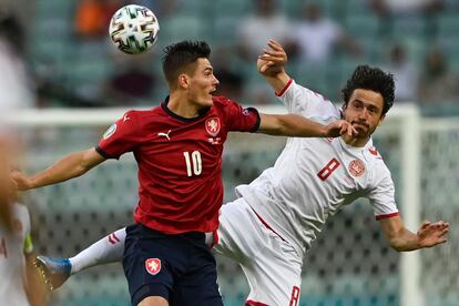 Schick disputa el balón con Delaney.