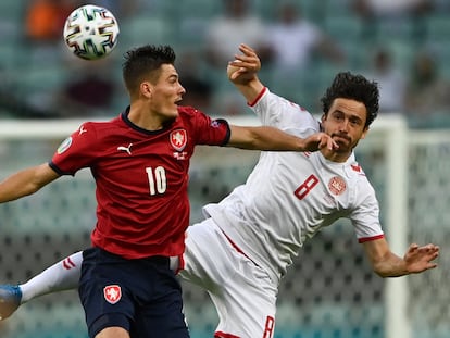 Schick disputa el balón con Delaney.