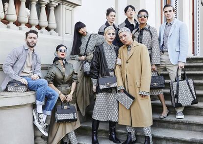 Un grupo de 'influencers' para presentar la nueva línea Gancini de Salvatore Ferragamo: de izquierda a derecha, Pelayo Díaz, Aureta, Susie Bubble , Caro Daur y Bryanboy. Detrás, los creadores de Diet Prada (Tony Liu y Lindsey Schuyler), Tamu McPherson y Carlo Sestini.