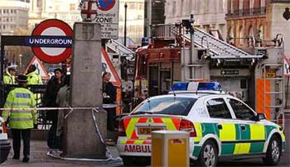 Despliegue de los servicios de emergencia de Londres, ayer, en la estación de metro de Chancery Lane.