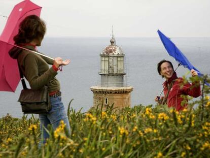 El faro de Machichaco funciona desde 1852 en este cabo cercano a la localidad de Bermeo (Vizcaya).